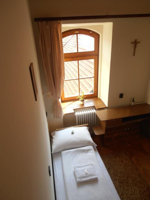 Martineum Felnottkepzo Akademia Hostel Szombathely Room photo